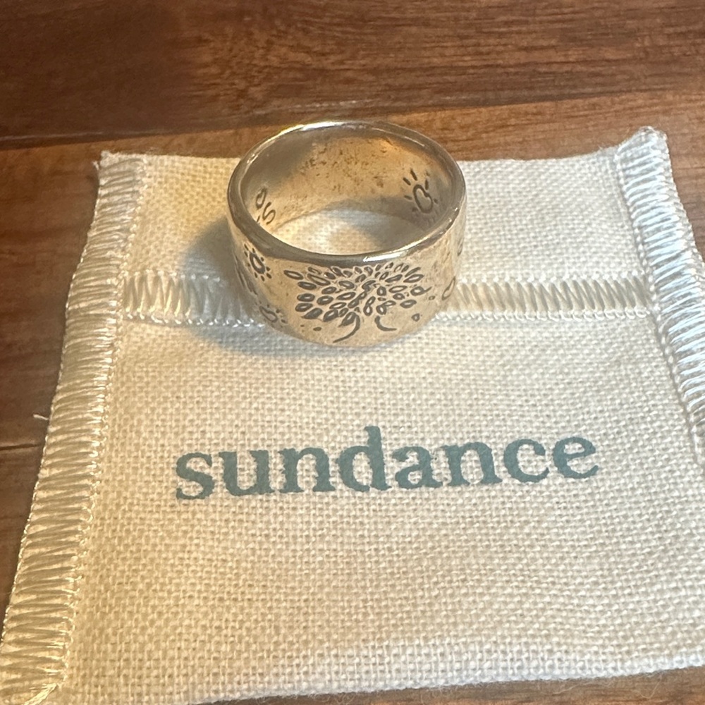 Yellow gold strength ring jesmaharry

Sundance Silver Floral Band